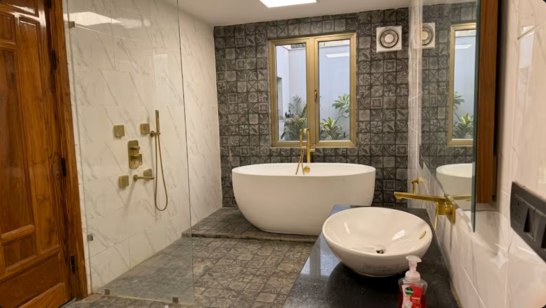 Modern bathroom with bathtub at Shree Hans Farmhouse