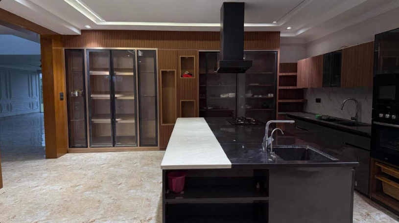 Modern kitchen at Shree Hans Farmhouse Sector 151